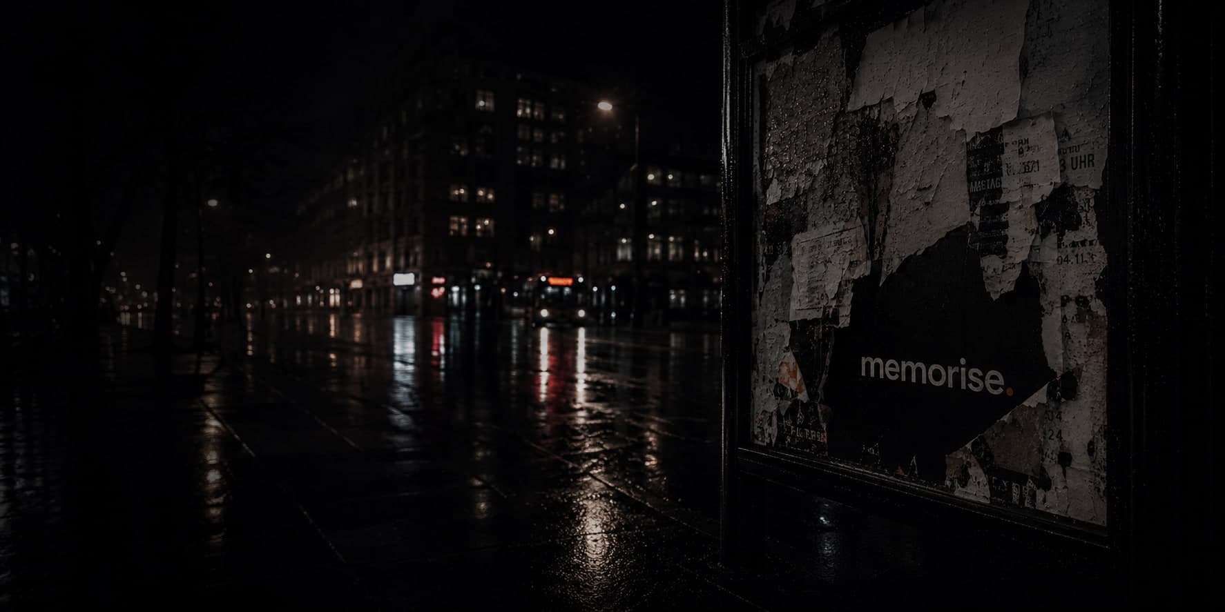 Memorise-affisch intakt på sliten reklamskylt omgiven av peeling gamla posters, vi syns där andra fadeas away