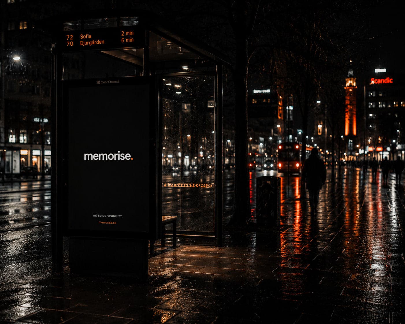 Memorise-reklam på busskur i regnig Stockholmskväll