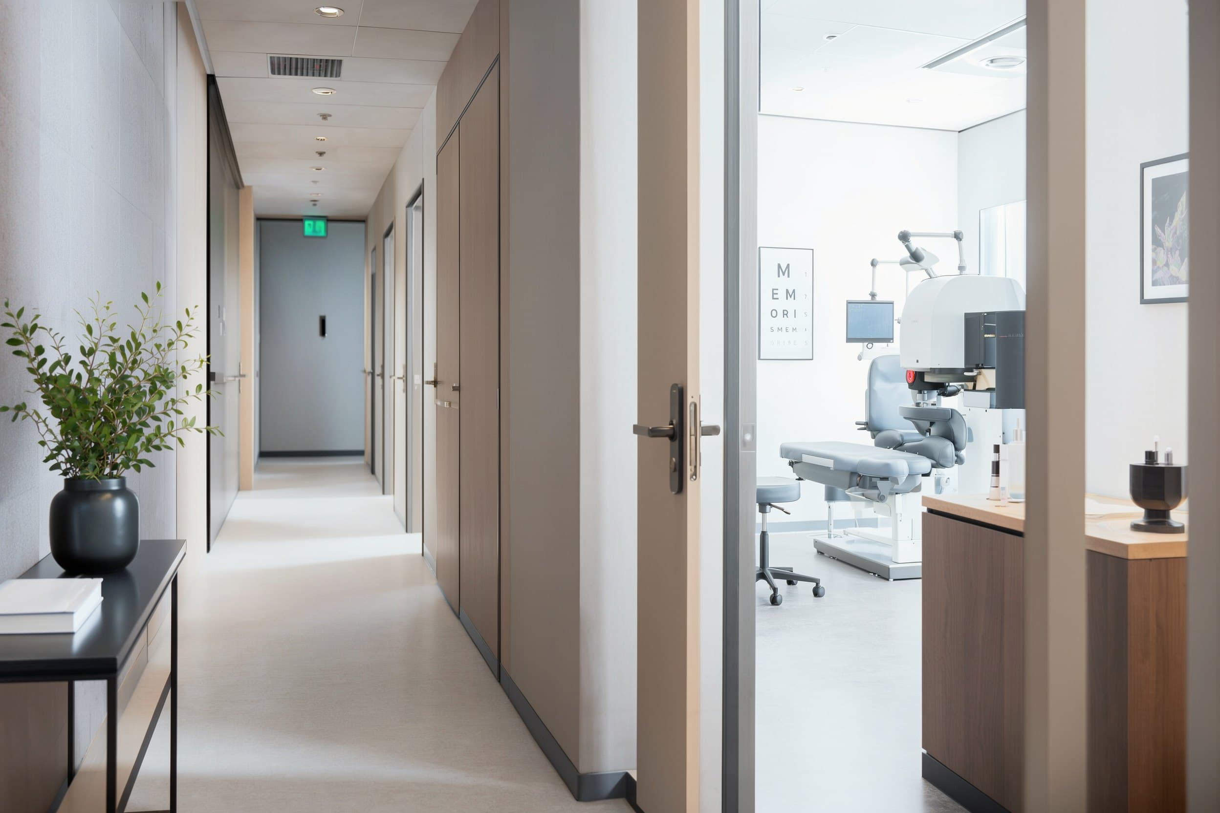 Mörk klinikkorridor med behandlingsrum i dämpad belysning