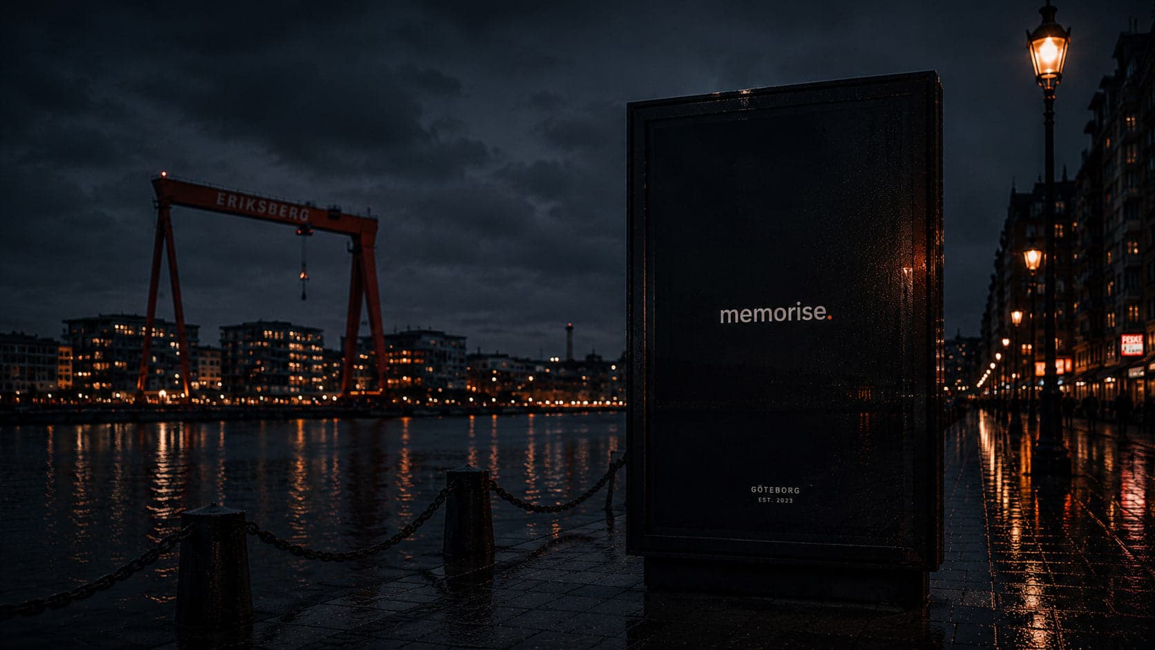 Memorise-billboard vid kaj i nattlig Göteborgs-miljö