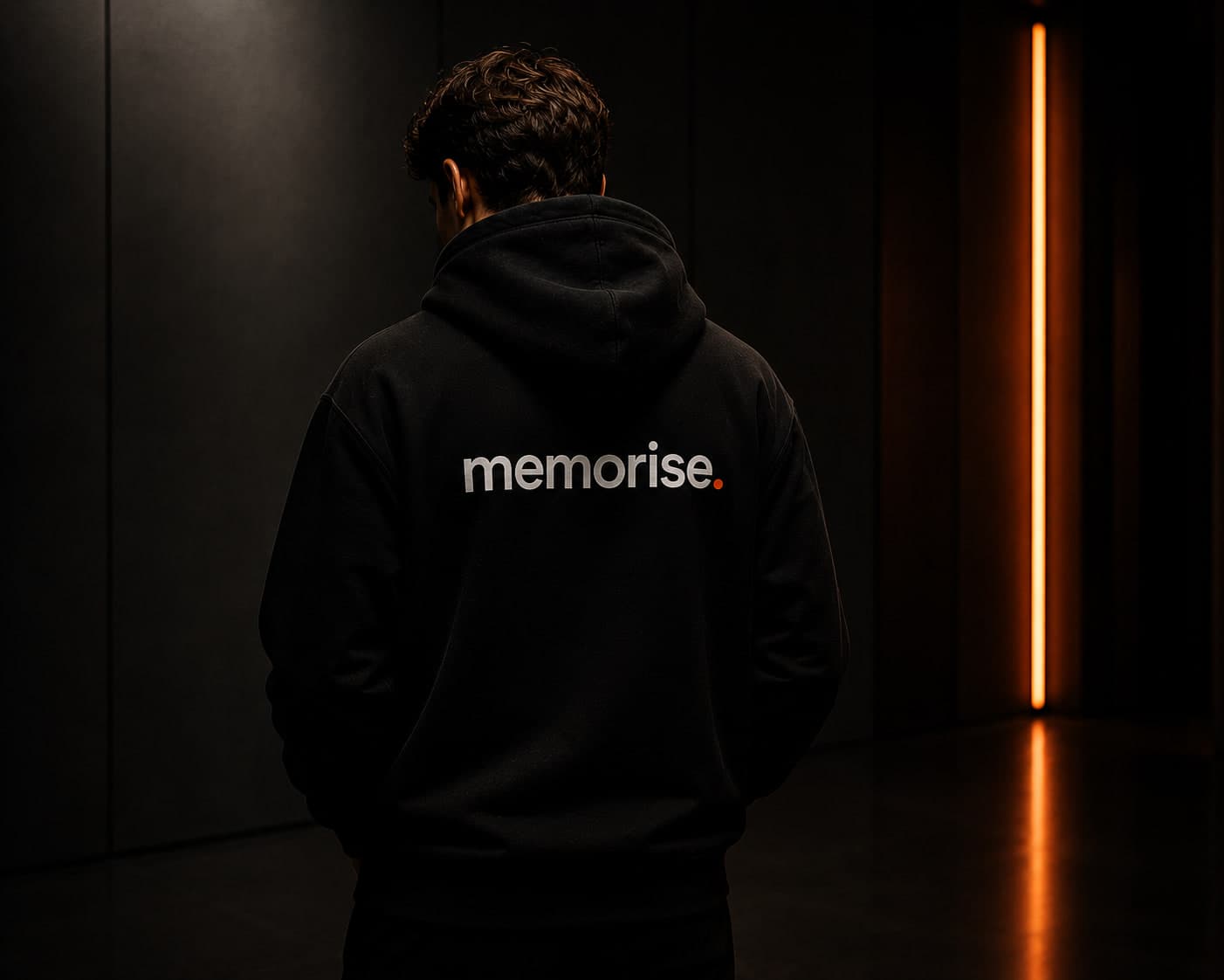 Memorise-figur i keps och hoodie i nattlig miljö