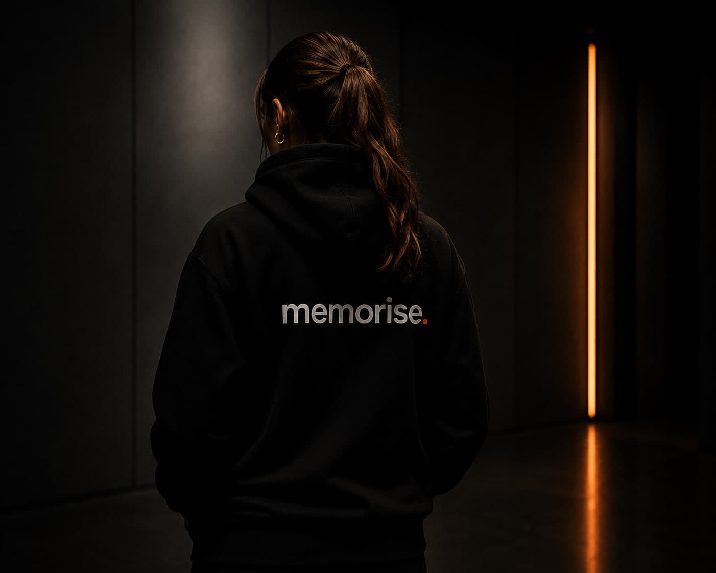 Memorise-figur i hoodie med varm orange ljusbar i bakgrunden
